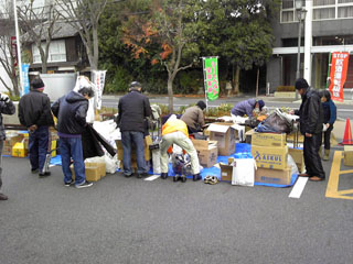 24年度越冬支援 支援物資を並べているところ