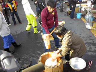 24年度越冬支援 餅つきが始まりました