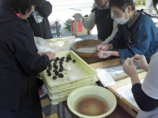 24年度越冬支援 あんこをお餅につめこみます