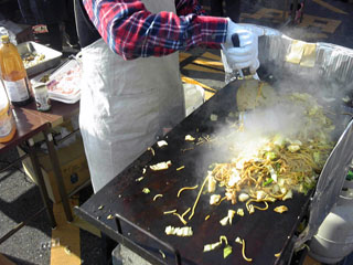 24年度越冬支援 焼きそばの香りが広がる