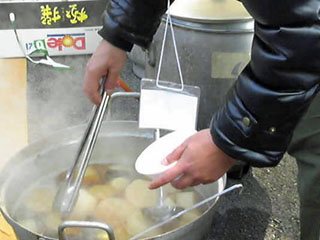 24年度越冬支援 炊き出しの大根煮